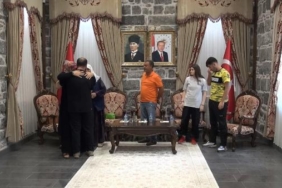 Bakan Yerlikaya Evlat nöbetindeki 2 aile daha evlatlarına kavuştu