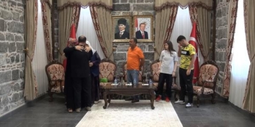 Bakan Yerlikaya: Evlat nöbetindeki 2 aile daha evlatlarına kavuştu 39 Bakan Yerlikaya Evlat nöbetindeki 2 aile daha evlatlarına kavuştu