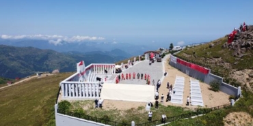 Bakımsızlığı ile sık sık gündeme gelen 2149 rakımdaki şehitlik yeniden düzenlendi