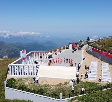 Bakımsızlığı ile sık sık gündeme gelen 2149 rakımdaki şehitlik yeniden düzenlendi