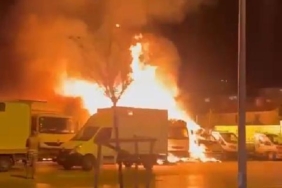 Bakırköy Veliefendi Hipodrumu önünde yarış atlarını taşıyan 5 kamyonet yandı 19 Bakırköy Veliefendi Hipodrumu önünde yarış atlarını taşıyan 5 kamyonet yandı