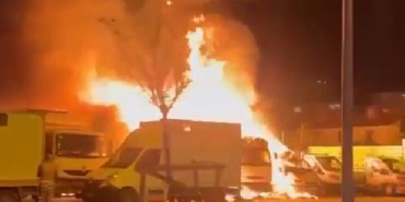 Bakırköy Veliefendi Hipodrumu önünde yarış atlarını taşıyan 5 kamyonet yandı 21 Bakırköy Veliefendi Hipodrumu önünde yarış atlarını taşıyan 5 kamyonet yandı