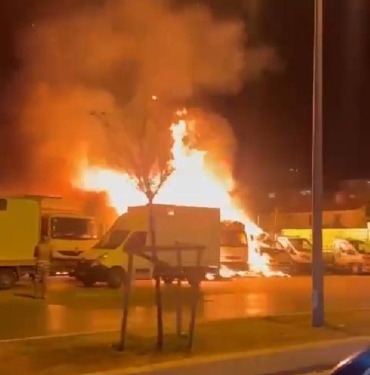 Bakırköy Veliefendi Hipodrumu önünde yarış atlarını taşıyan 5 kamyonet yandı