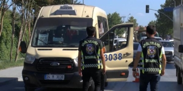 Bakırköyde minibüslere yolcu gibi binen polisler kurallara uymayanlara ceza yağdırdı