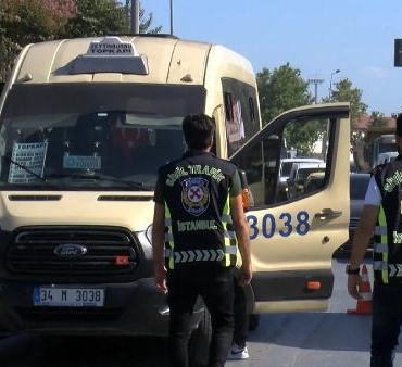 Bakırköyde minibüslere yolcu gibi binen polisler kurallara uymayanlara ceza yağdırdı