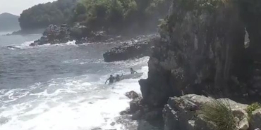 Balıkçıların dalgalı denizde zor anları kamerada 21 Balıkçıların dalgalı denizde zor anları kamerada