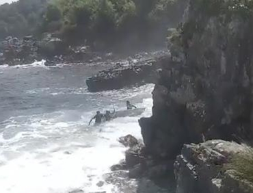 Balıkçıların dalgalı denizde zor anları kamerada