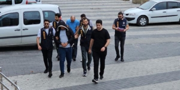 Banka hesabını ele geçirdikleri kişiyi 100 bin TL dolandırdılar