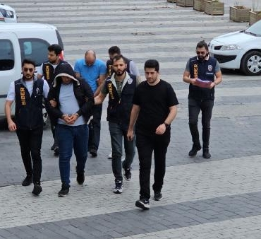 Banka hesabını ele geçirdikleri kişiyi 100 bin TL dolandırdılar