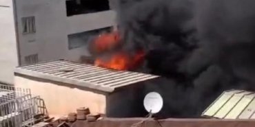 Bankanın çatısındaki klimanın motoru patladı, çıkan yangın söndürüldü 18 Bankanın çatısındaki klimanın motoru patladı çıkan yangın söndürüldü