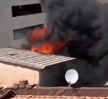 Bankanın çatısındaki klimanın motoru patladı çıkan yangın söndürüldü