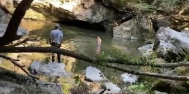 Bartında kayalıktan şelale göletine atlayınca 10 metre derinlikteki çamura saplandı