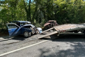 Bartında otomobiller kafa kafaya çarpıştı 2si ağır 3 yaralı