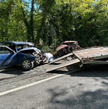 Bartında otomobiller kafa kafaya çarpıştı 2si ağır 3 yaralı