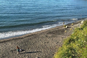 Bartında plaja kaya parçaları düştü