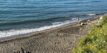 Bartında plaja kaya parçaları düştü