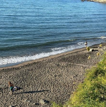 Bartında plaja kaya parçaları düştü