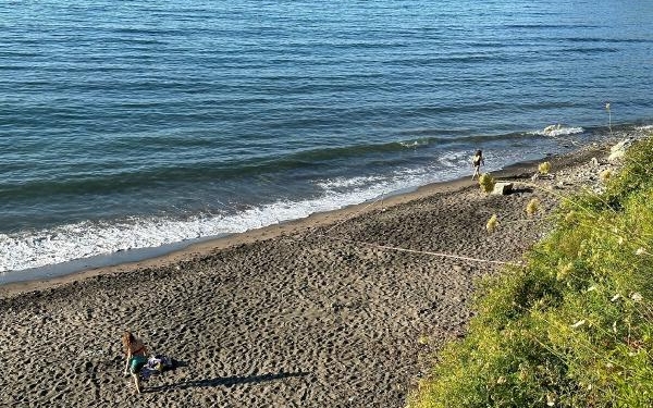 Bartında plaja kaya parçaları düştü