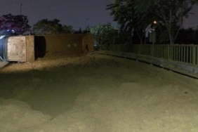 Başakşehir'de hafriyat kamyonu devrildi: 1 yaralı 13 Başakşehirde hafriyat kamyonu devrildi 1 yaralı