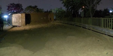 Başakşehir'de hafriyat kamyonu devrildi: 1 yaralı 15 Başakşehirde hafriyat kamyonu devrildi 1 yaralı