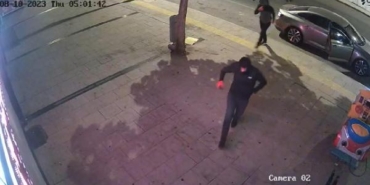 Başakşehir'de kuyumcudan 1 milyon liralık altın çalan şüpheliler kamerada 30 Başakşehirde kuyumcudan 1 milyon liralık altın çalan şüpheliler kamerada