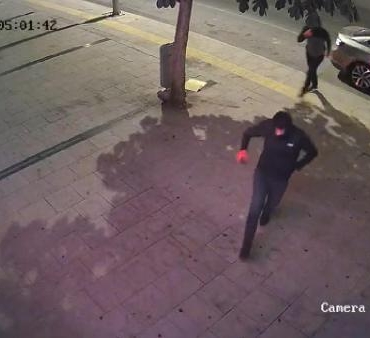 Başakşehir'de kuyumcudan 1 milyon liralık altın çalan şüpheliler kamerada 10 Başakşehirde kuyumcudan 1 milyon liralık altın çalan şüpheliler kamerada