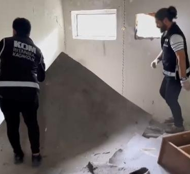 Başakşehir’de metruk binaya tarihi eser operasyonu: Çok sayıda sikke ele geçirildi 8 Başakşehirde metruk binaya tarihi eser operasyonu Çok sayıda sikke ele geçirildi