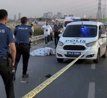 Başakşehirde motosiklet sürücüsü bariyerle beton mikseri arasında sıkışarak hayatını kaybetti