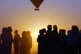 Başarılı öğrencilerini balonla uçurdular