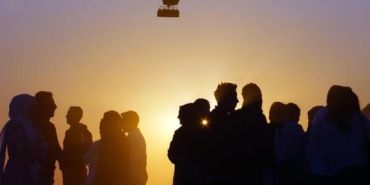 Başarılı öğrencilerini balonla uçurdular