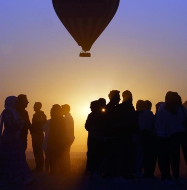 Başarılı öğrencilerini balonla uçurdular