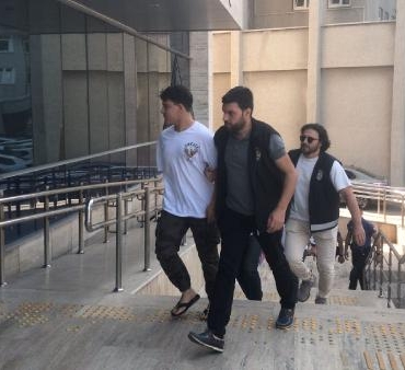 Başkasına ait aracı satarken yakalandılar 5 Başkasına ait aracı satarken yakalandılar