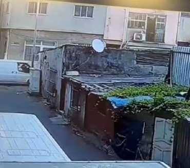 Bayrampaşada bekçilerin kovaladığı kaçak göçmeni çelme atarak durdurdu