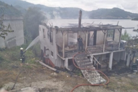 Benzin bidonunu ocağa düşüren koca yangında öldü eşi yaralı