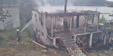 Benzin bidonunu ocağa düşüren koca yangında öldü, eşi yaralı 17 Benzin bidonunu ocağa düşüren koca yangında öldü eşi yaralı