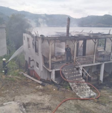 Benzin bidonunu ocağa düşüren koca yangında öldü eşi yaralı