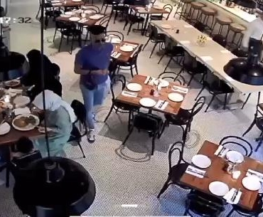 Beşiktaş'ta AVM'de çanta hırsızlığı kamerada 7 Beşiktaşta AVMde çanta hırsızlığı kamerada