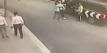 Beşiktaşta boğazına sakız kaçan şoförü doğru heimlich manevrası kurtardı