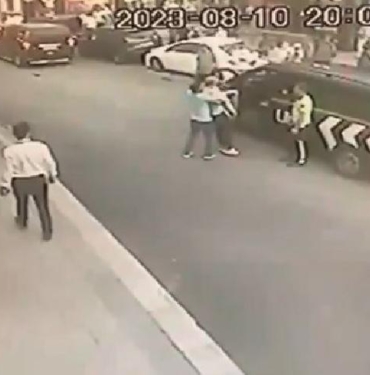 Beşiktaşta boğazına sakız kaçan şoförü doğru heimlich manevrası kurtardı