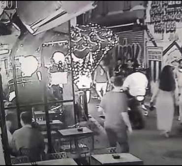 Beşiktaş'ta motosikletteki kişinin öldüğü silahlı saldırının güvenlik kamerası görüntüleri ortaya çıktı 2 Beşiktaşta motosikletteki kişinin öldüğü silahlı saldırının güvenlik kamerası görüntüleri ortaya çıktı