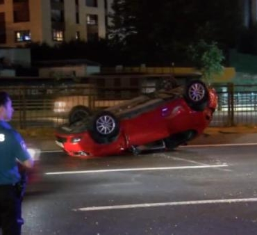 Beşiktaşta taksiye çarpan otomobil takla attı 2 yaralı