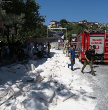 Beykoz'da alçı yüklü kamyon 3 otomobile çarptı: 7 yaralı 2 Beykoz'da alçı yüklü kamyon 3 otomobile çarptı: 7 yaralı