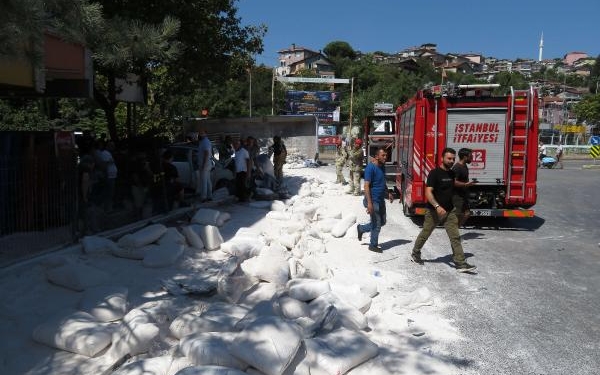 Beykoz'da alçı yüklü kamyon 3 otomobile çarptı: 7 yaralı