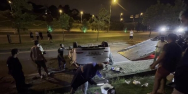 Beykoz'da bariyerlere çarpan otomobil takla attı: 2 yaralı 20 Beykozda bariyerlere çarpan otomobil takla attı 2 yaralı