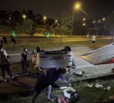 Beykoz'da bariyerlere çarpan otomobil takla attı: 2 yaralı 2 Beykozda bariyerlere çarpan otomobil takla attı 2 yaralı