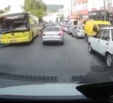 Beykozda bir anda yola fırlayan çocuğa iett otobüsü çarptı