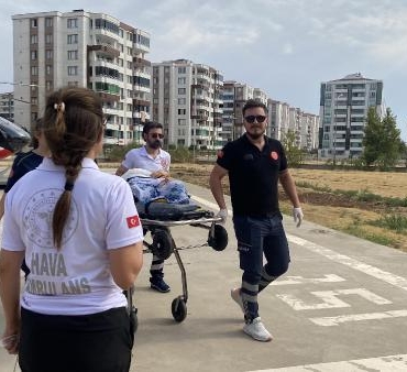 Beyninde pıhtı oluşan Zeynep ambulans helikopterle sevk edildi