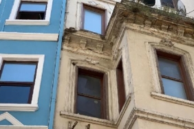 Beyoğlunda binadan kopan betonlar düştü yoldan geçenler kıl payı kurtuldu