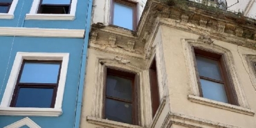 Beyoğlunda binadan kopan betonlar düştü yoldan geçenler kıl payı kurtuldu