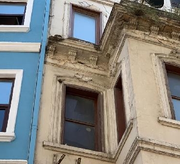 Beyoğlunda binadan kopan betonlar düştü yoldan geçenler kıl payı kurtuldu